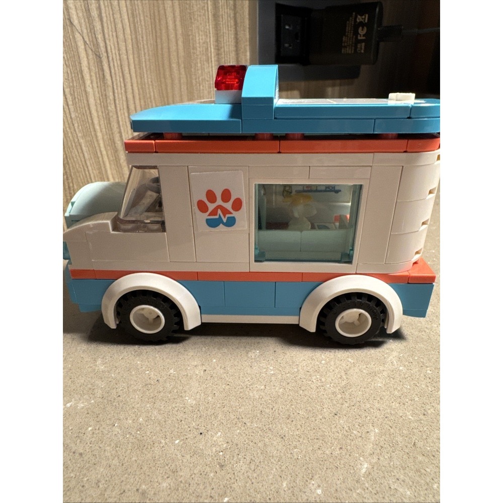 Lego Friends 41445 Vet Clinic Ambulance Vehicle - Picture 4 of 11
